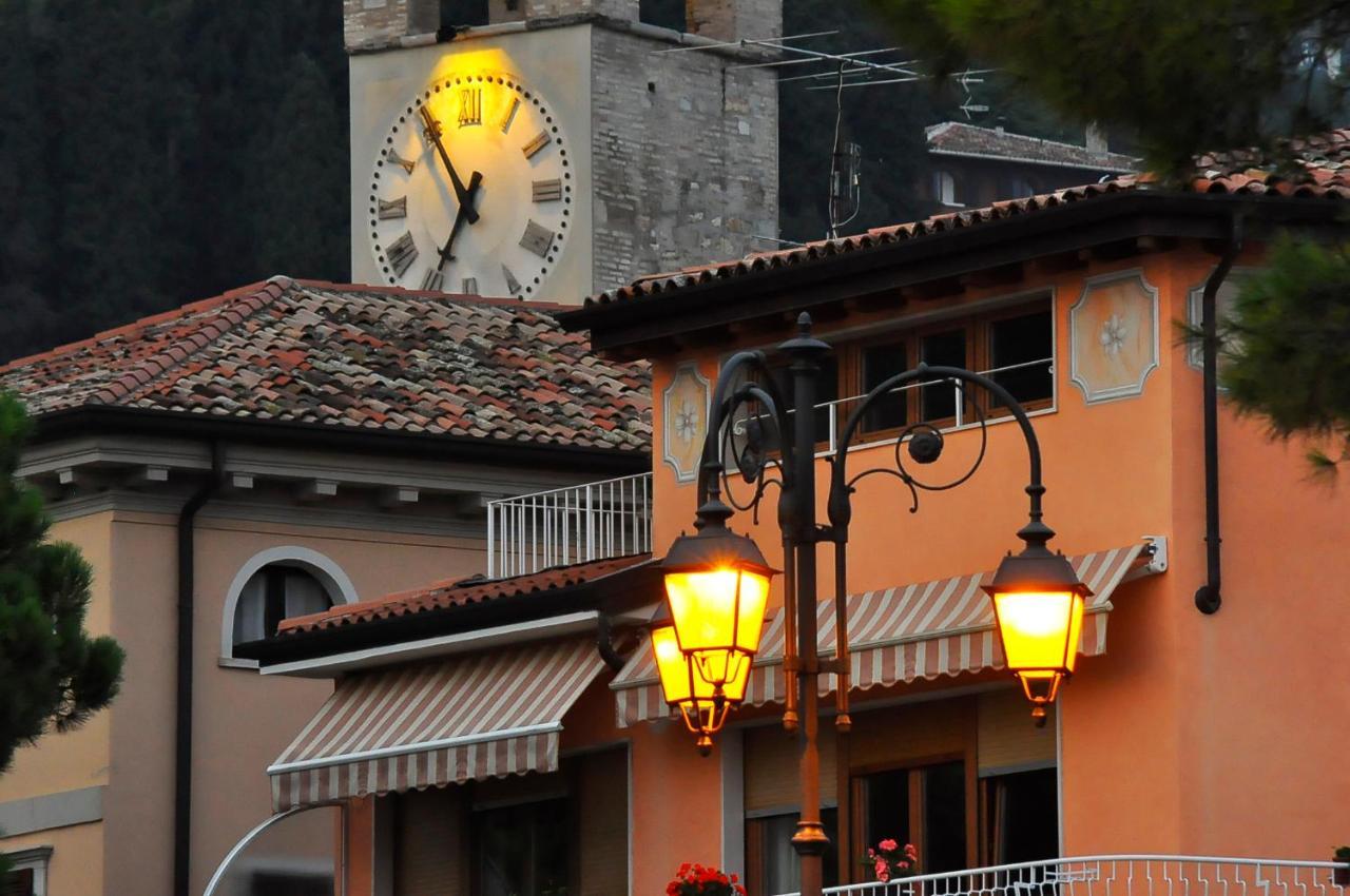 Albergo Meuble Olivi Toscolano Maderno Bagian luar foto