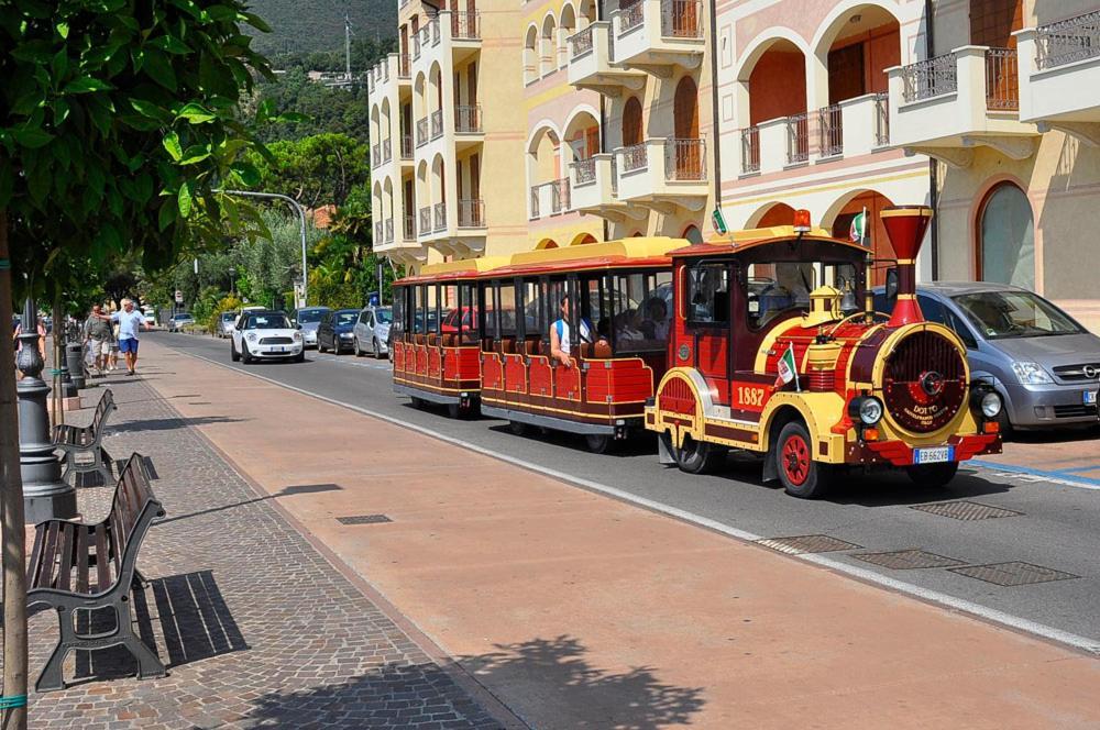 Albergo Meuble Olivi Toscolano Maderno Bagian luar foto
