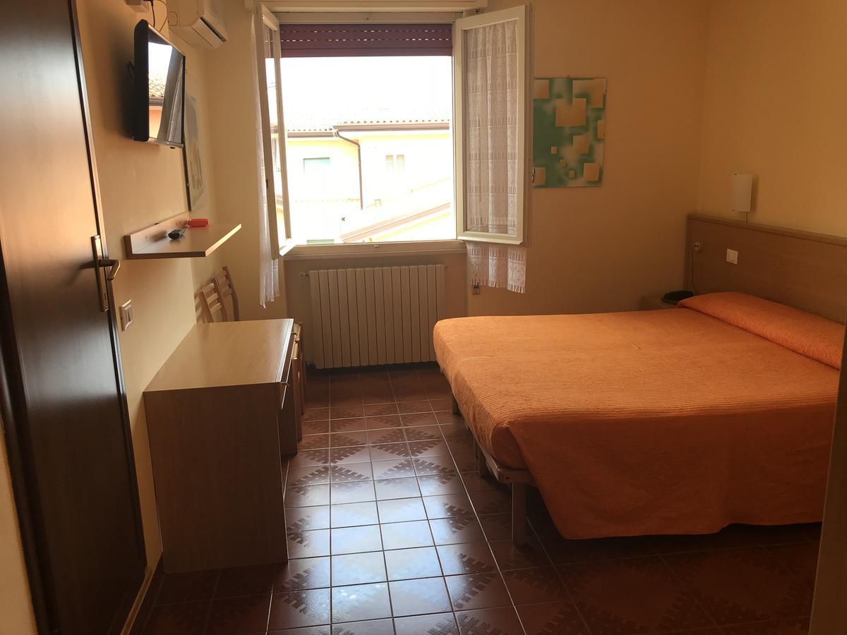 Albergo Meuble Olivi Toscolano Maderno Bagian luar foto
